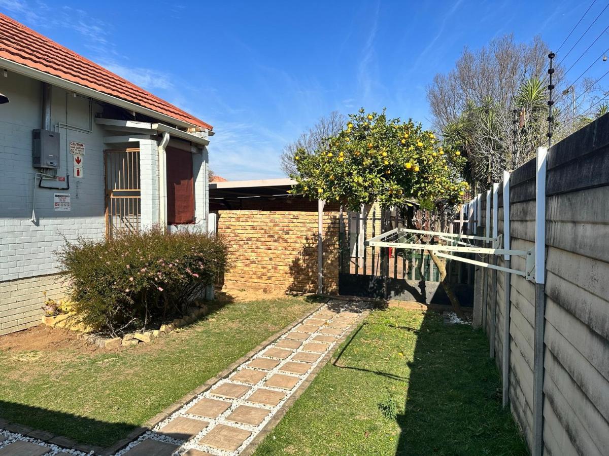 Blue Lantern Bed And Breakfast Kempton Park Exterior photo