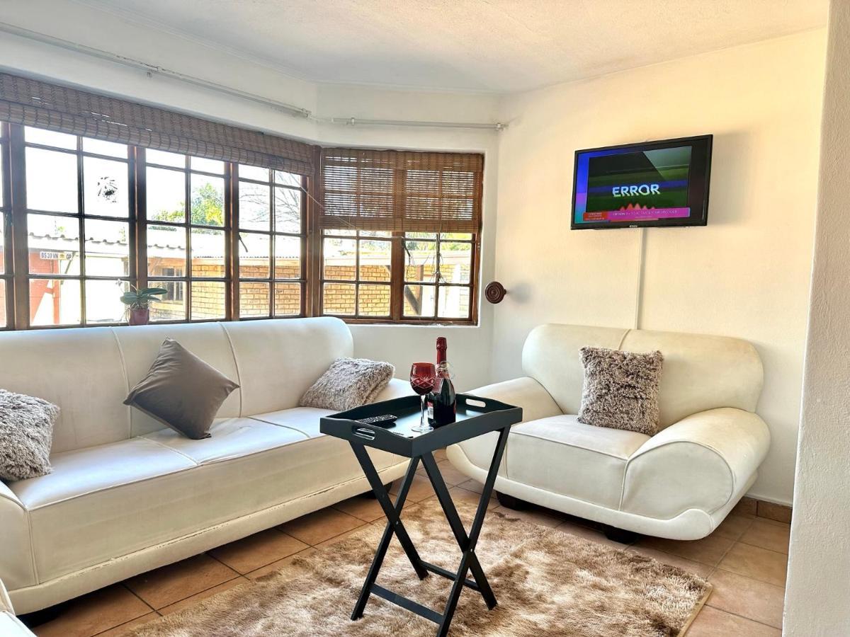Blue Lantern Bed And Breakfast Kempton Park Exterior photo