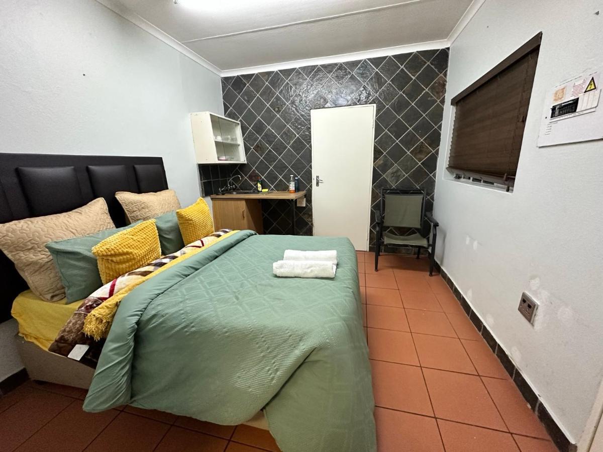 Blue Lantern Bed And Breakfast Kempton Park Exterior photo