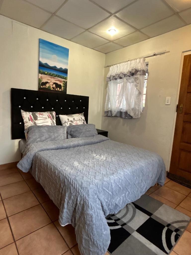 Blue Lantern Bed And Breakfast Kempton Park Exterior photo