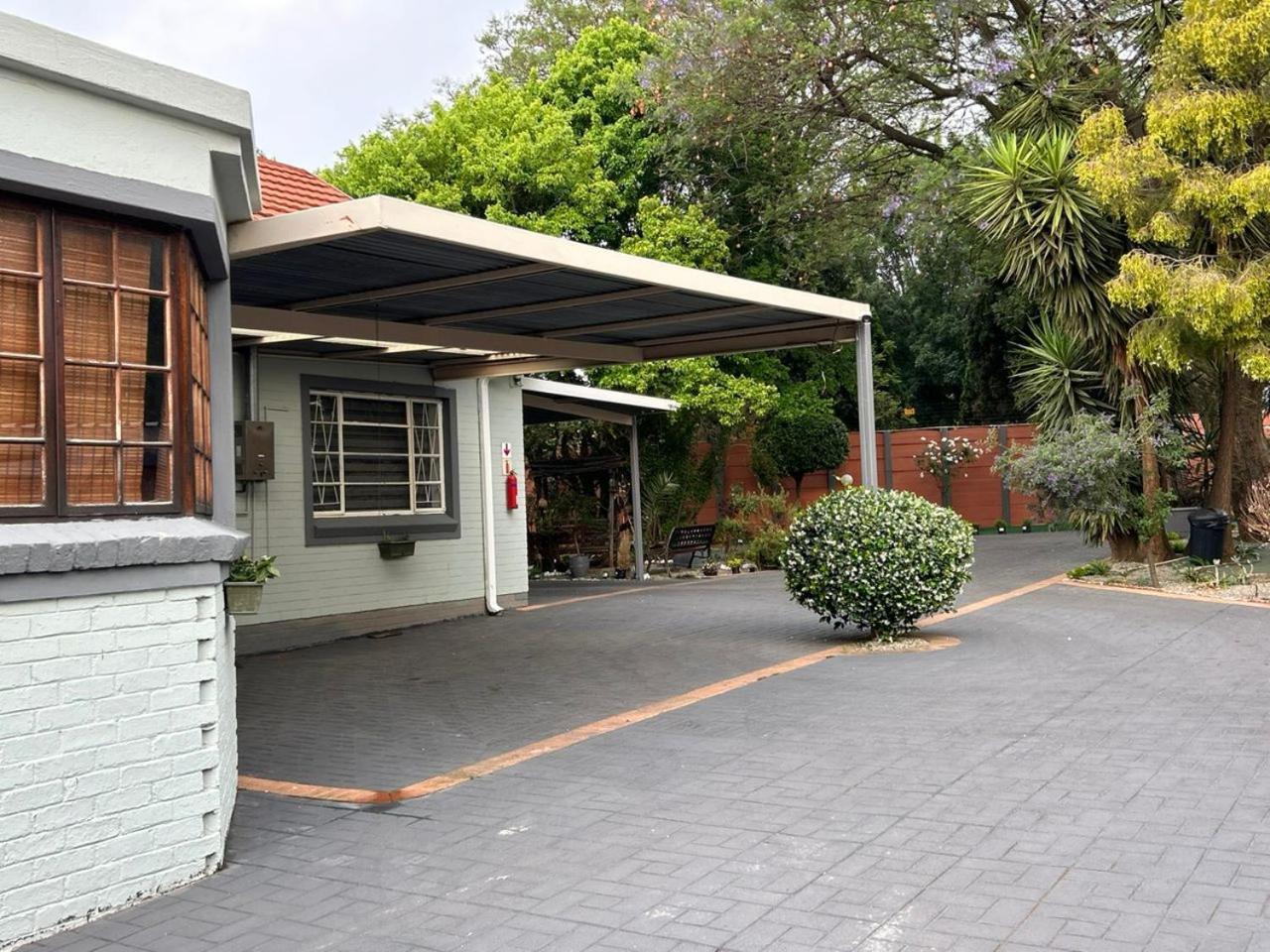 Blue Lantern Bed And Breakfast Kempton Park Exterior photo