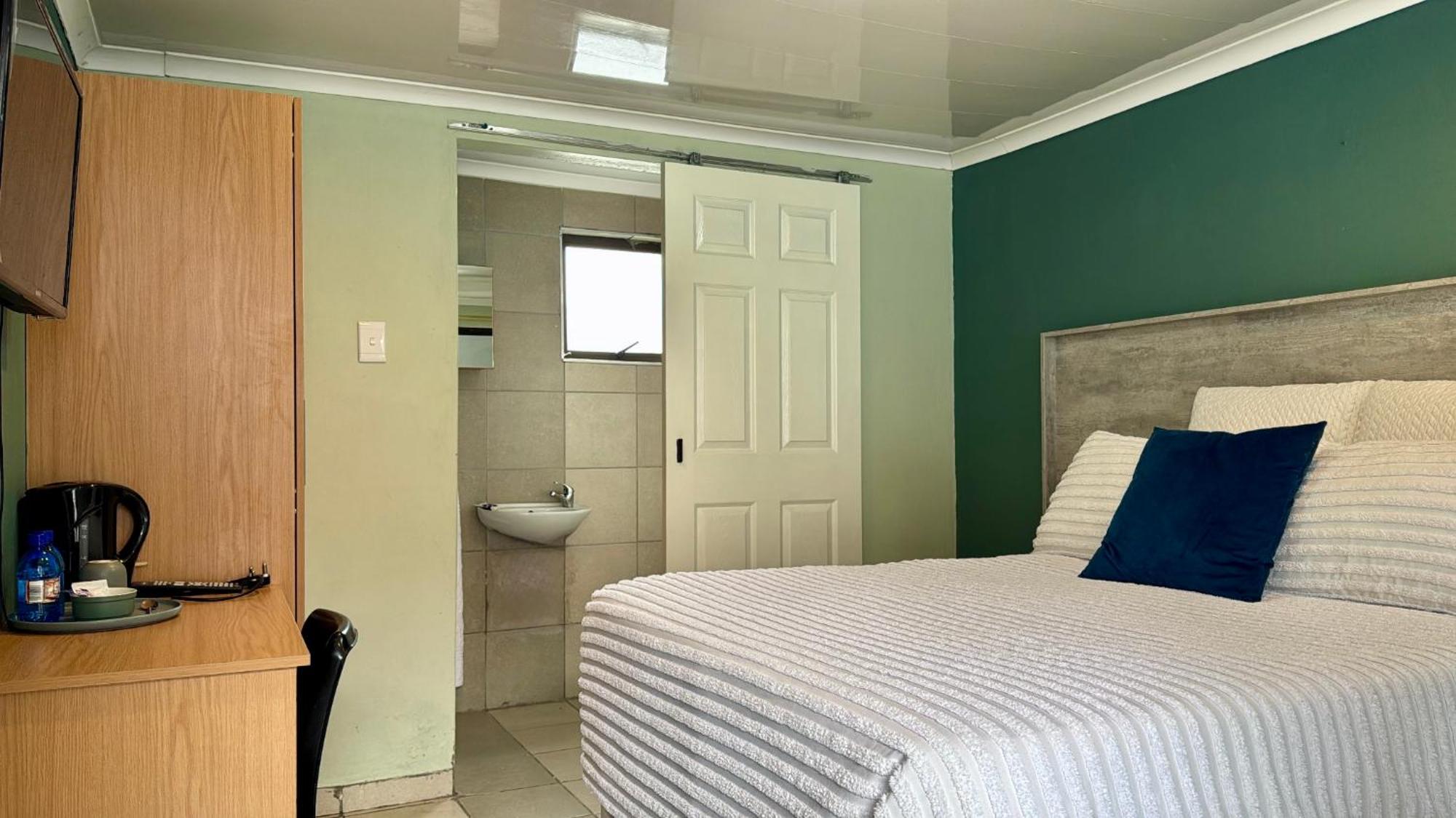 Blue Lantern Bed And Breakfast Kempton Park Exterior photo